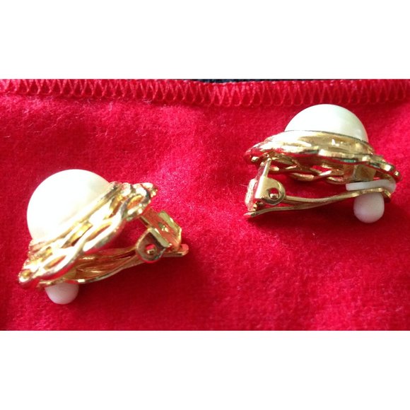 Vintage mid-century 1950s 1960s simulated pearl gold tone button clip earrings - Picture 2 of 2